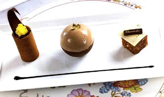 Déclinaison de chocolat finement associé a l'ananas, kumquat & parfumé de jasmin
